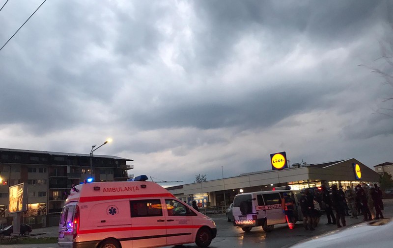 Bătaie cu săbii şi cuţite în parcarea unui supermarket din Baia Mare. A fost nevoie şi de intervenţia Armatei