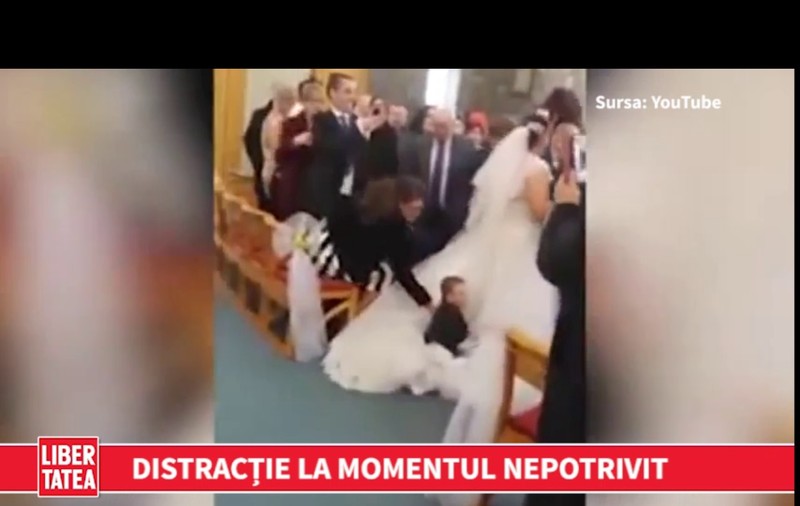 Un copil sare pe rochia miresei | VIDEO