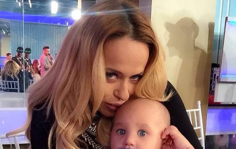 Imagine de zeci de mii de like-uri. Anda Adam, cu băieţelul Antoniei în braţe: "I-am găsit soţ Evelinei"