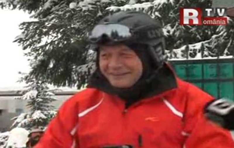 Traian Băsescu a făcut declaraţii de pe snowmobil: "Moş Crăciun poate fi guvernul Ponta" | VIDEO