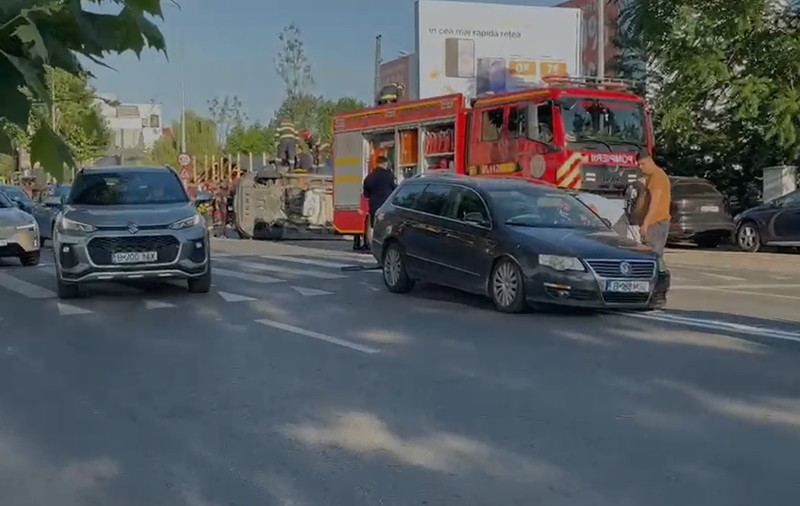 Accident pe șoseaua Sisești din București: o dubă a fost răsturnată pe carosabil