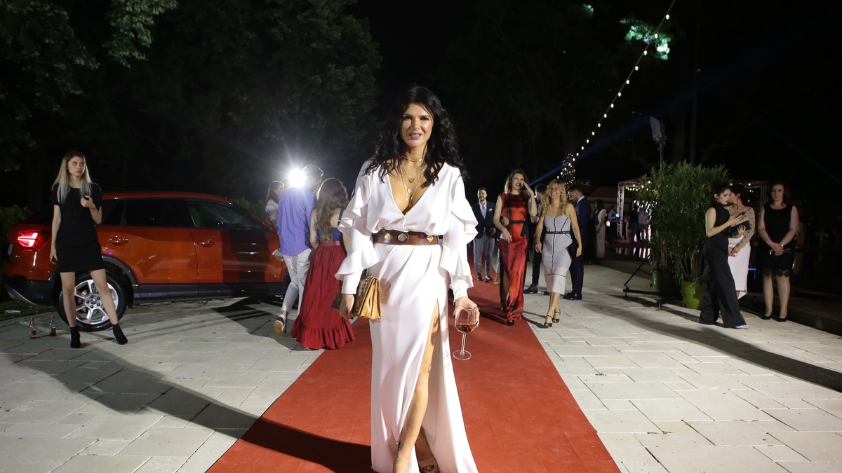 Monica Bârlădeanu a învățat să se machieze de la profesioniști