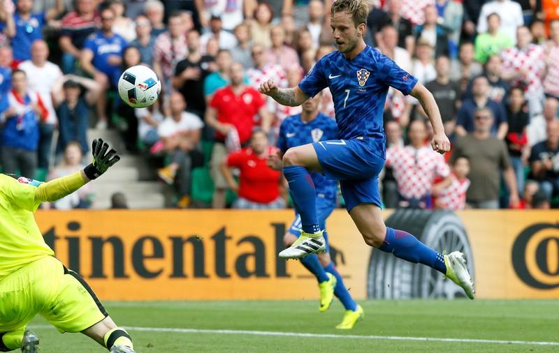 Euro 2016, grupa D. Cehia - Croația 2-2. Suporterii croați au creat haos, aruncând cu torțe și petarde pe teren, iar Necid a egalat din penalty /  FOTO