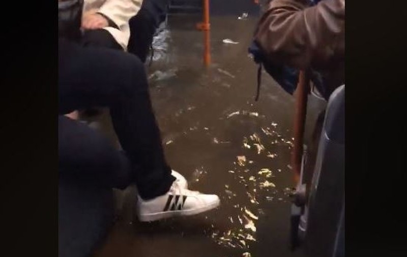 VIDEO | Un autobuz STB a fost inundat după ploile torențiale din Capitală 