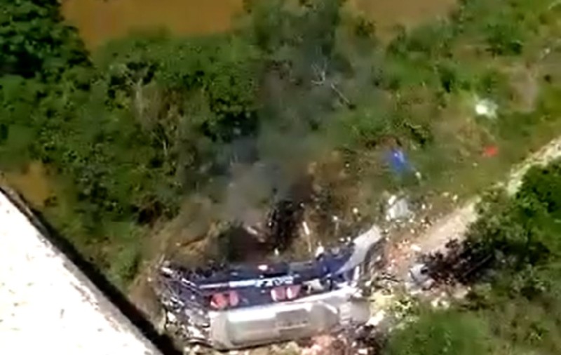 VIDEO | Cel puţin zece oameni au murit, după ce un autobuz s-a prăbuşit în gol în Brazilia