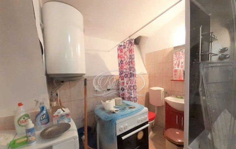 O nouă garsonieră „virală” în Cluj-Napoca, cu toaleta lângă aragazul din bucătărie. Cât costă