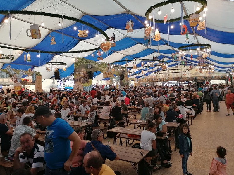 Corturile festivalului sunt pline cu amatori de distracție