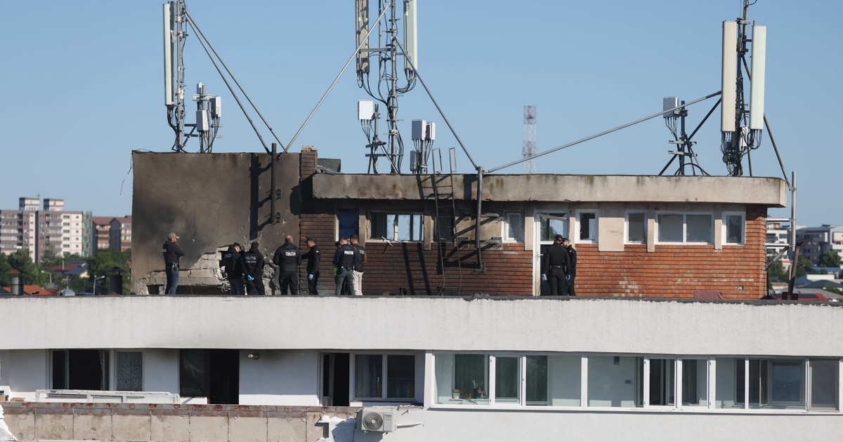 Politisti si anchetatori la blocul lovit de drona in Galati, 29 mai 2026