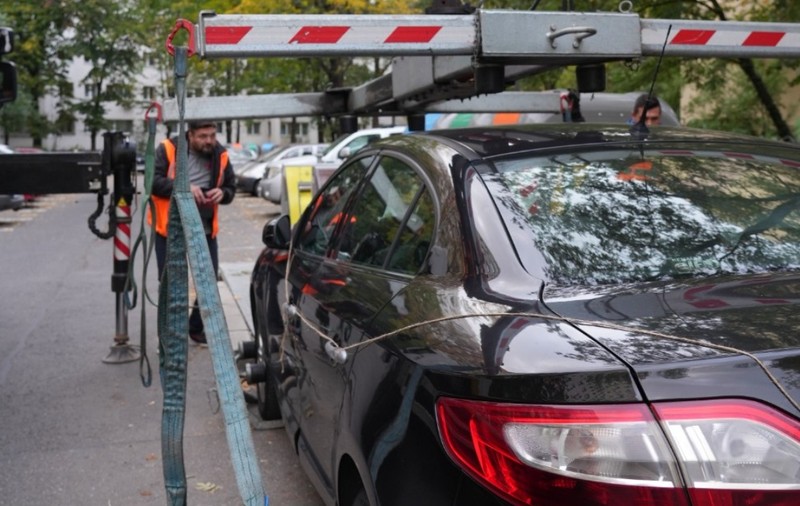 Noi reguli pentru mașinile parcate neregulamentar în Sectorul 3: polițiștii nu mai ridică vehiculul dacă șoferii răspund la telefon