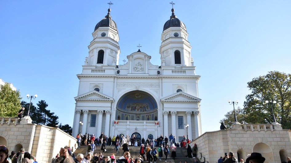 Racla cu moaștele Sfântului Cuvios Paisie de la Sihăstria a fost adusă miercuri seară la Catedrala Mitropolitană din Iași