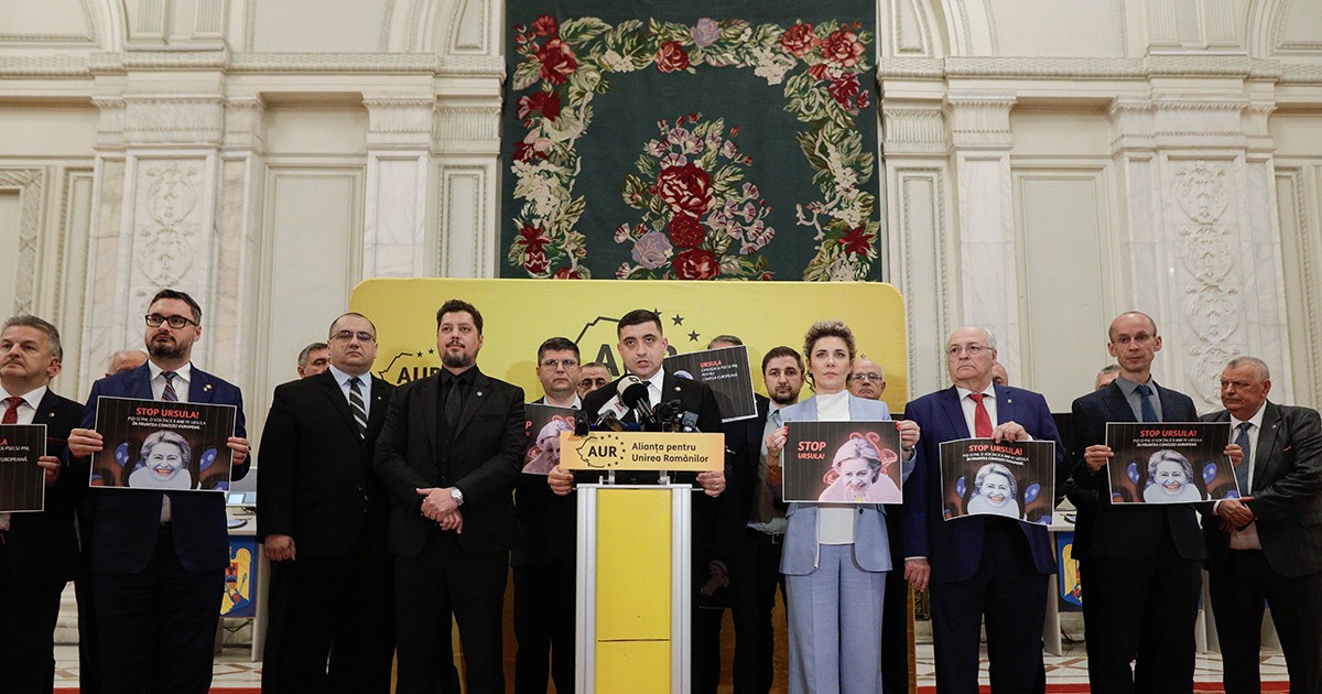 Membrii partidului suveranist AUR tin in maini afise cu Ursula von der Leyer