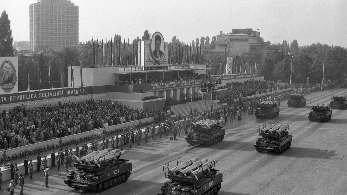 Parada militara desfasurata in Bucuresti, cu prilejul sarbatoririi zilei de 23 August