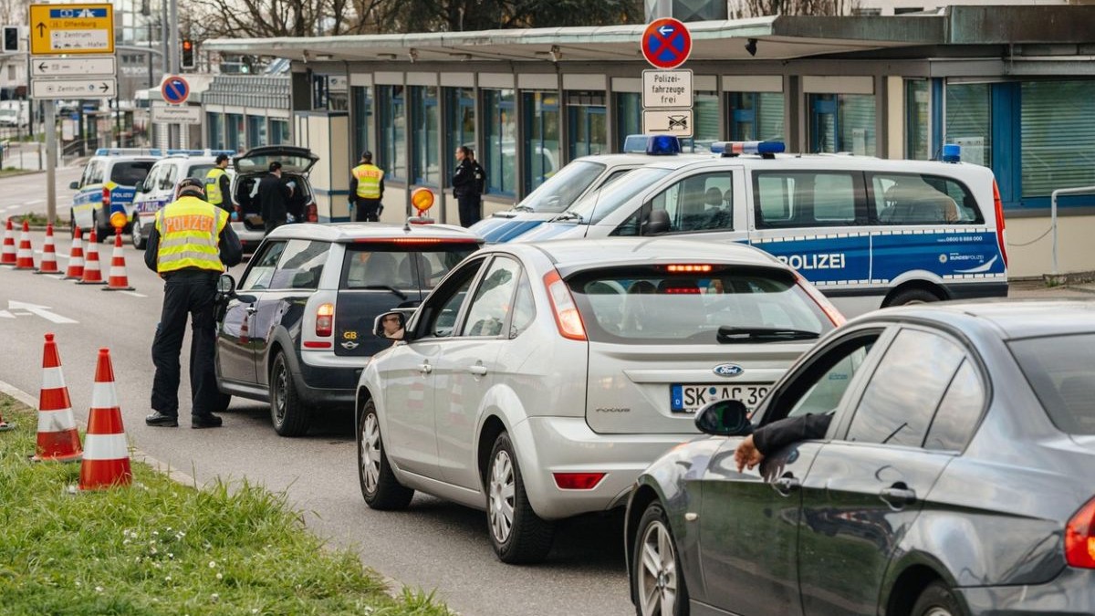 Ofițer în Germania verifică traficul de mașini, Germania - 16 martie 2020. Sursă: Profimedia