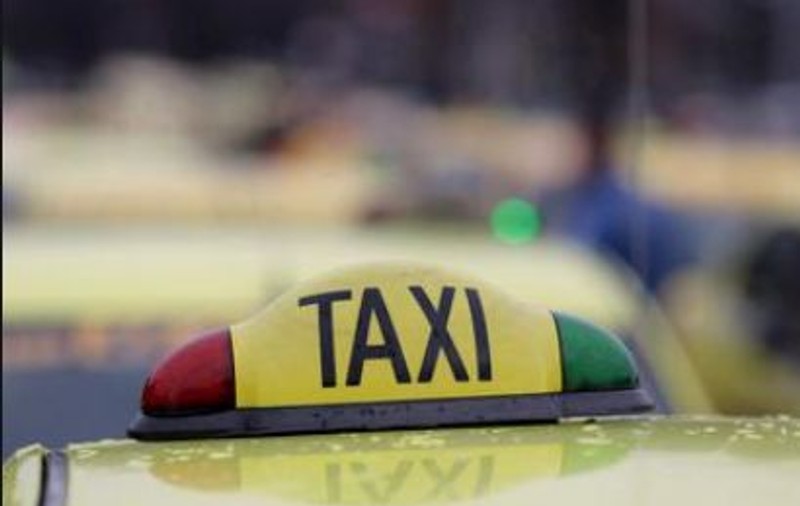 Taximetrist bătut de trei clienți la Galați. L-au amenințat cu pistolul și i-au furat mașina