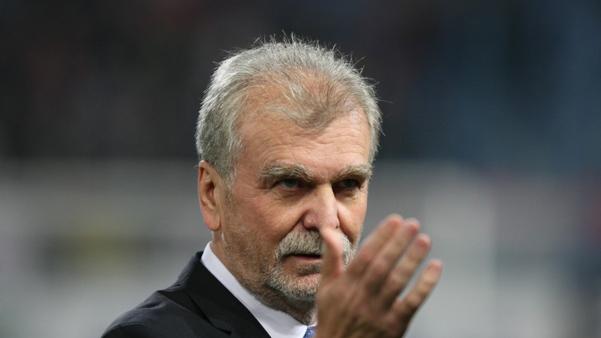 Dinu ”Vamă” a fost acuzat că a ”vămuit” banii pe care clubul i-a dat unui jucător pentru o înmormântare