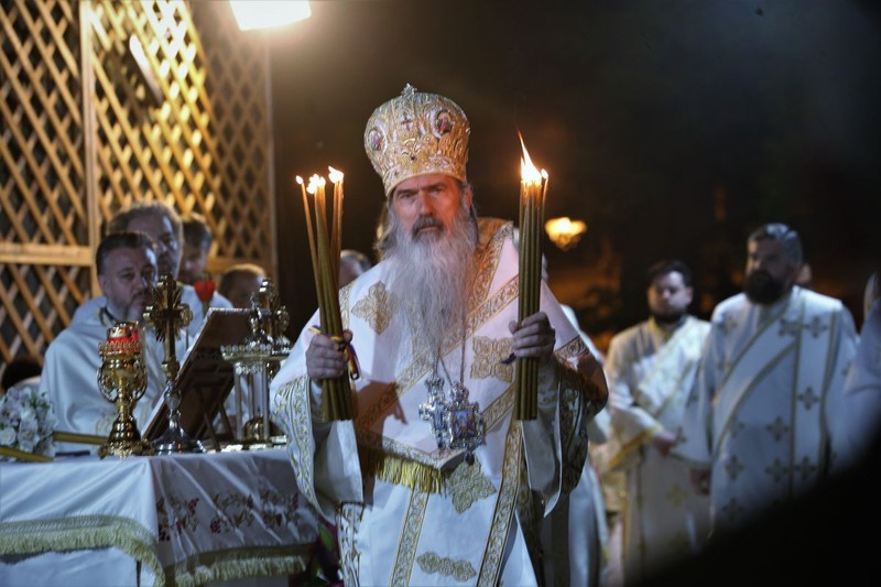 ÎPS Teodosie s-a îndreptat spre credincioși să le împartă lumina