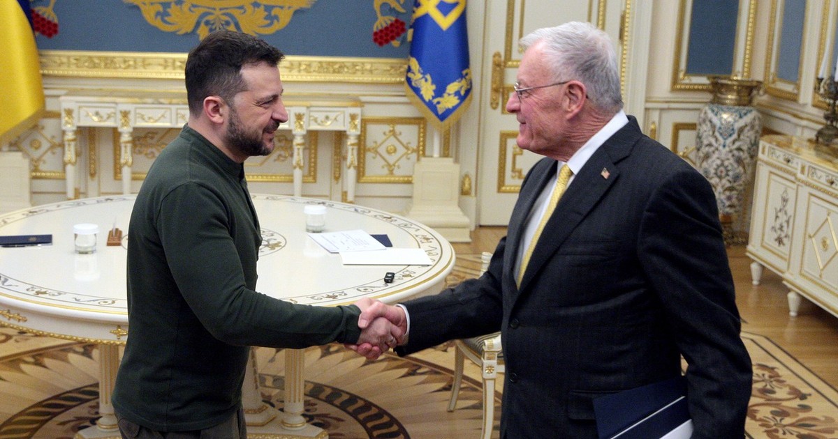 Volodimir Zelenski (stânga) dă mâna cu Keith Kellogg Foto: Profimedia