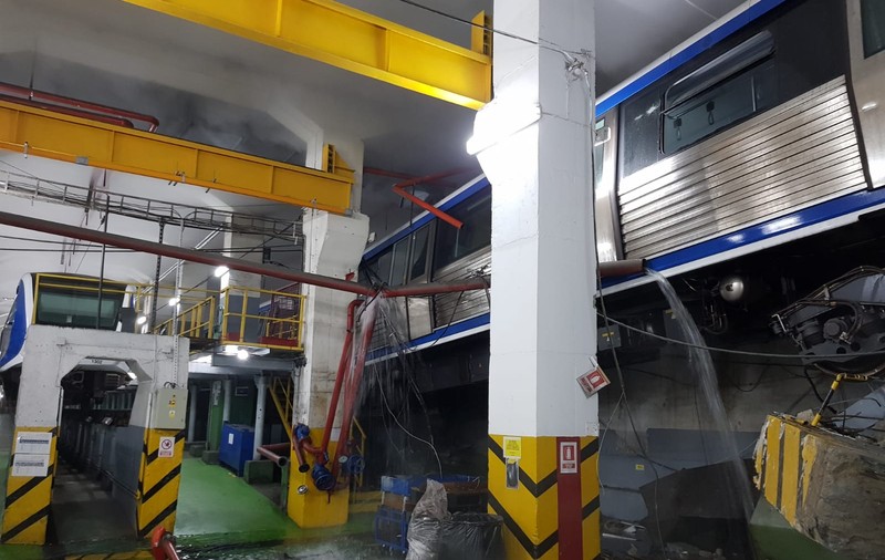 UPDATE: Anchetă în cazul metroului deraiat la Depoul Berceni. Mecanicul a fost rănit / FOTO