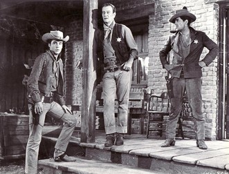 Imagine din westernul "Rio Bravo" din 1959, în care au jucat artiști de renume mondial, precum John Wayne (centrul fotografiei), Dean Martin (dreapta) și Ricky Nelson (stânga). Foto: Profimedia
