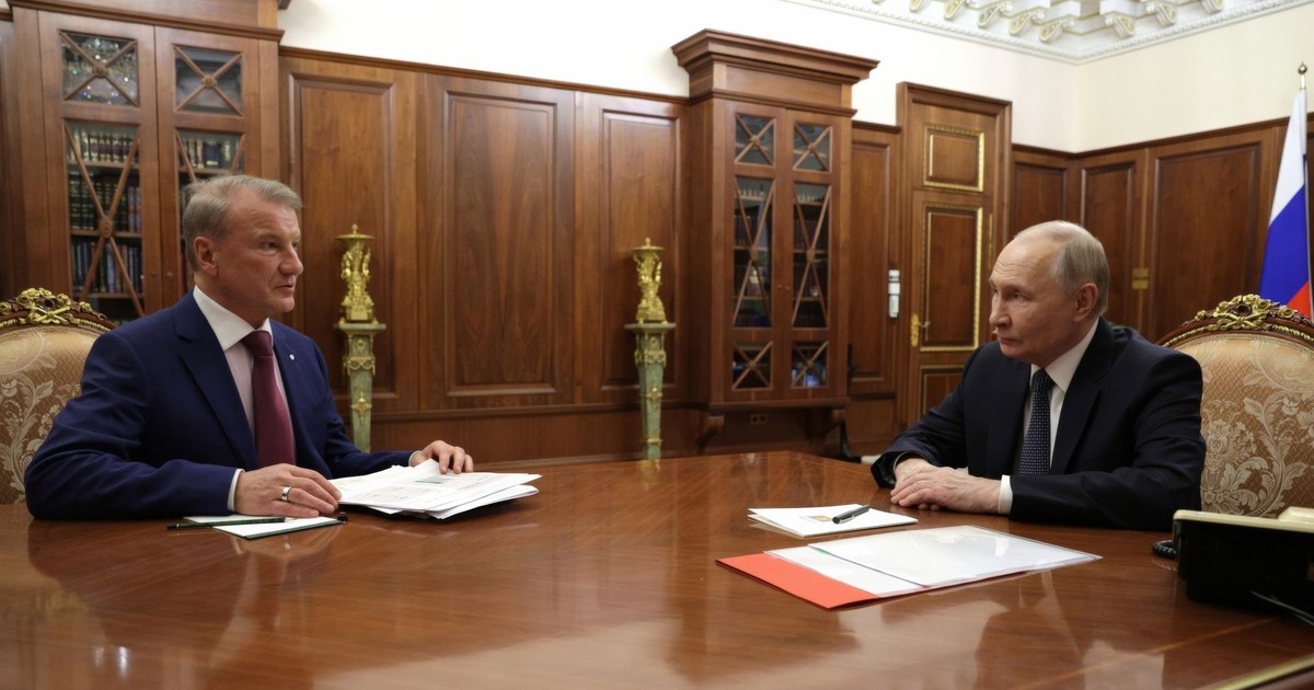 Gherman Gref (stânga), în timpul unei discuții cu Vladimir Putin Foto: Profimedia