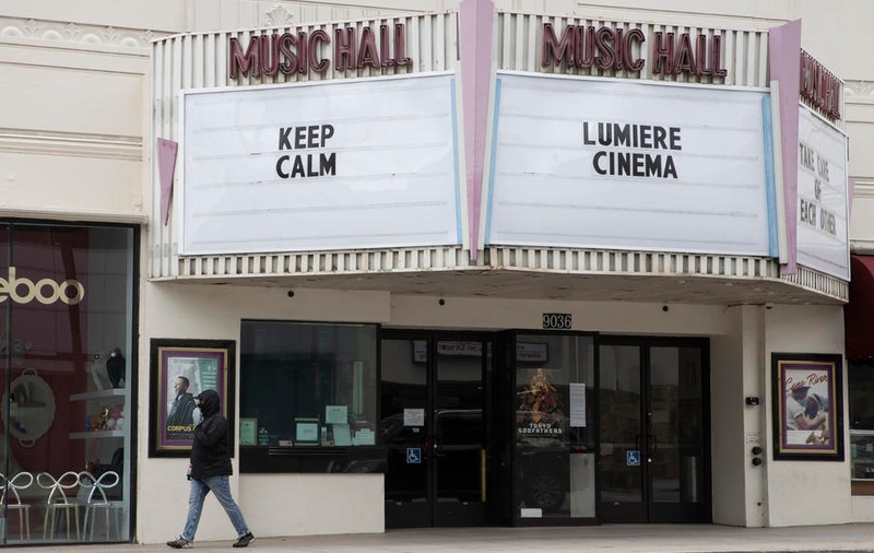Cinematografele din California se redeschid după trei luni. Se reiau și activităţile de film şi de televiziune de la Hollywood