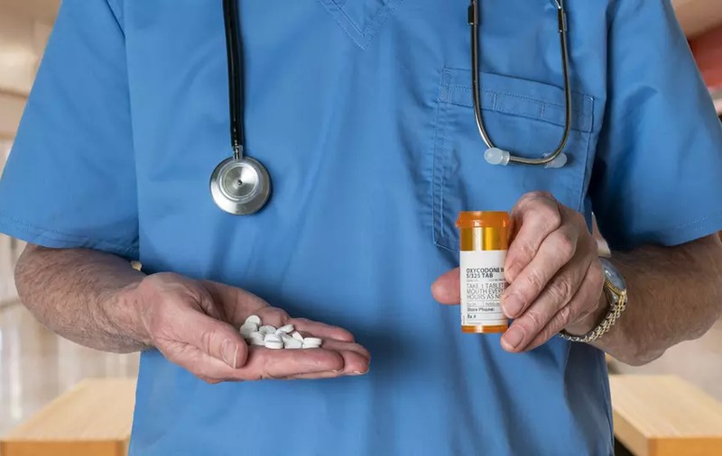 Guvernul vrea să modifice din nou „taxa pe boală”. Rafila: „Trebuie o mai bună definire a prescrierii pentru concediile medicale”. Cine este scutit de la taxa de 10%