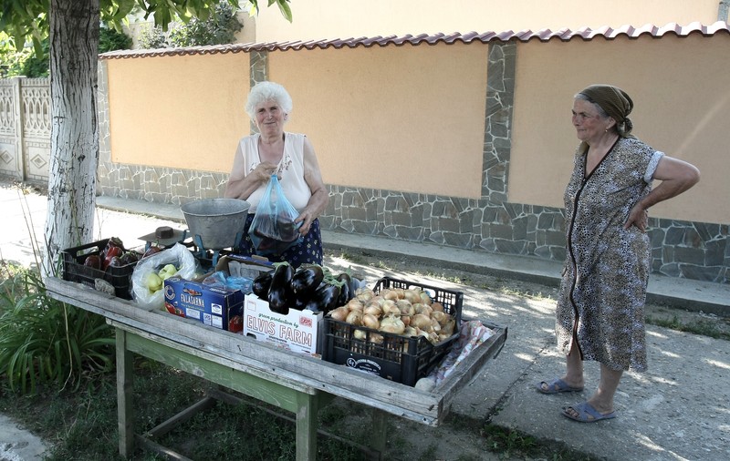EXCLUSIV. Micii fermieri cu produse bio, alungați din piețe la marginea drumului. Nu mai au loc de mafia legumelor!