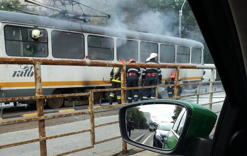 UPDATE | Un tramvai a luat foc în București. Patru persoane au fost rănite și transportate la spital. Firea, demiteri după incident