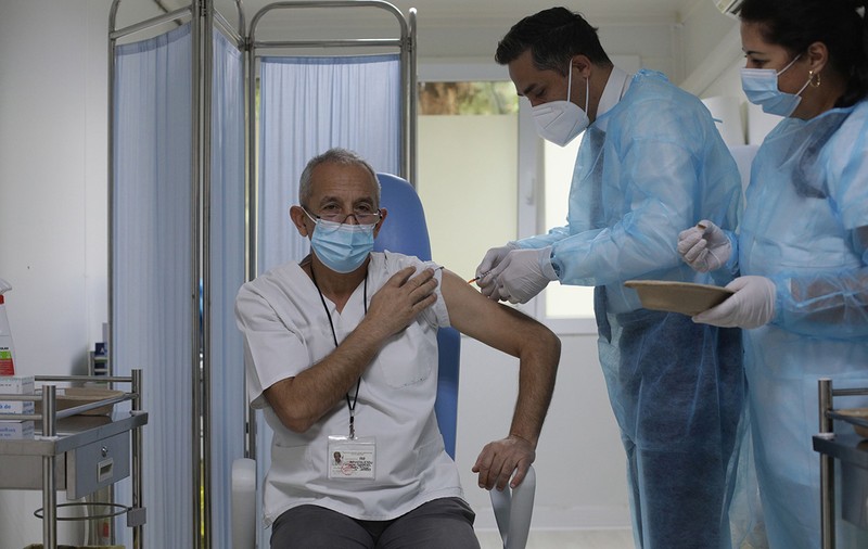 Care e riscul de spitalizare și deces la nevaccinați, prin comparație cu persoanele imunizate la COVID