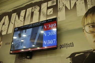 Deşi erau programaţi 360 de oameni, aproape de finalul programului, în centru au intrat 309 oameni, cu tot cu cei primiţi în plus faţă de programări. Peste 50 de persoane au lipsit de la vaccin.