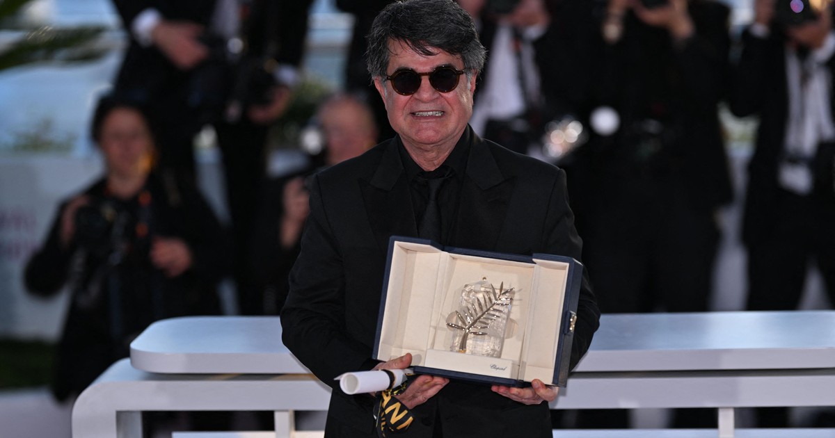 Jafar Panahi pozează cu premiul Palme d'Or pentru „Un simplu accident”, la cea de-a 78-a ediție a Festivalului de Film de la Cannes 2025