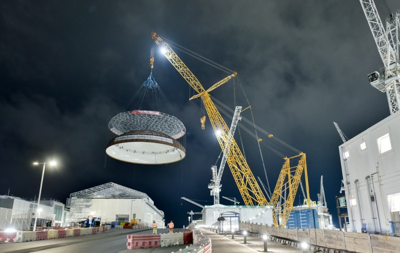 Marea Britanie construiește două centrale nucleare identice, în același timp, cu cea mai mare macara din lume