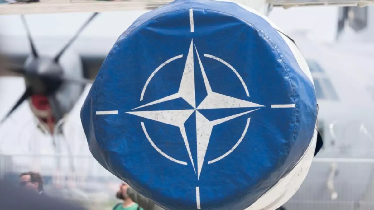Imaginea arată imprimat simbolul NATO