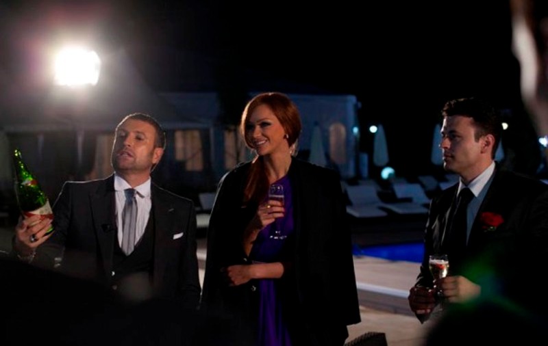 Burlăciţa îşi invită pretendenţii la un cocktail romantic la piscină