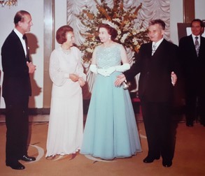 Ducele de Edinburgh, Elena Ceaușescu, regina Elisabeta a II-a și un Nicolae Ceaușescu fără papion, la cravată FOTO: ARHIVELE NAȚIONALE