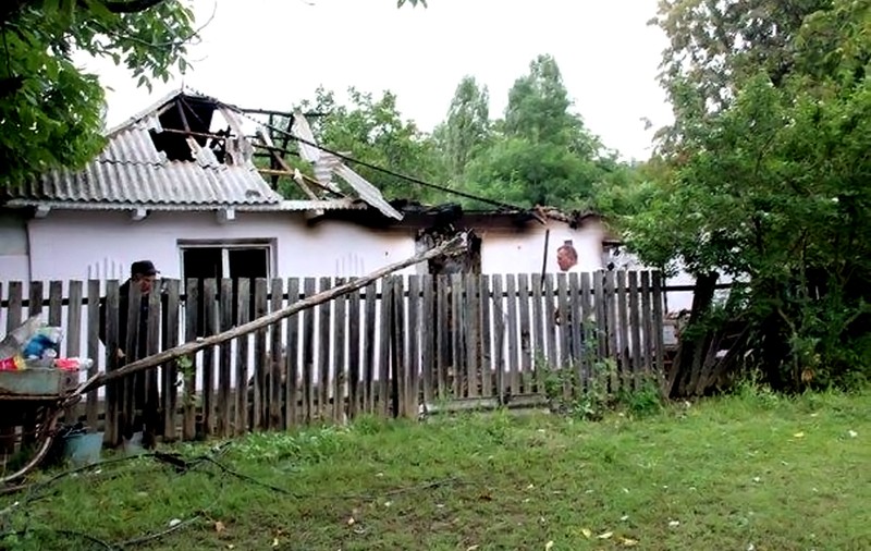 Socrul mic a incendiat casa şi apoi s-a spânzurat, cu două zile înainte de nuntă