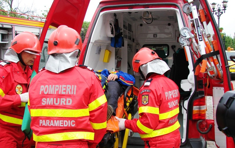 Doi copii şi părinţii lor, găsiţi inconştienţi în casă. Poliţiştii nu ştiu ce s-a întâmplat