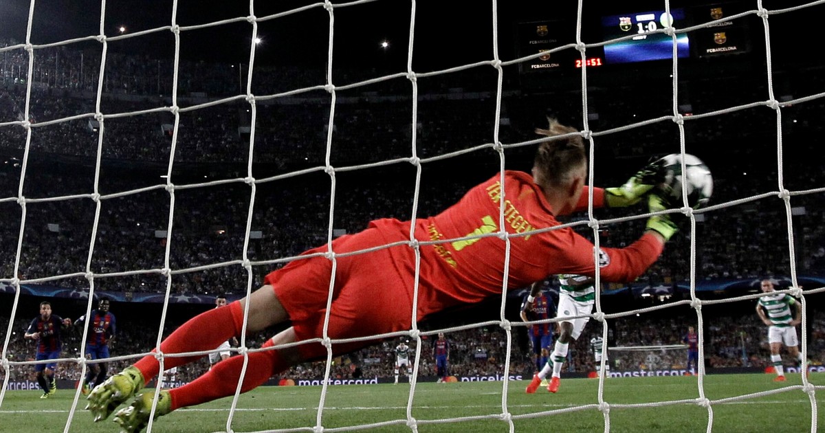 Marc-Andre Ter Stegen, portarul Barcelonei, apără un penalty în timpul unui meci cu Celtic Glasgow din Liga Campionilor. (FOTO: EPA)