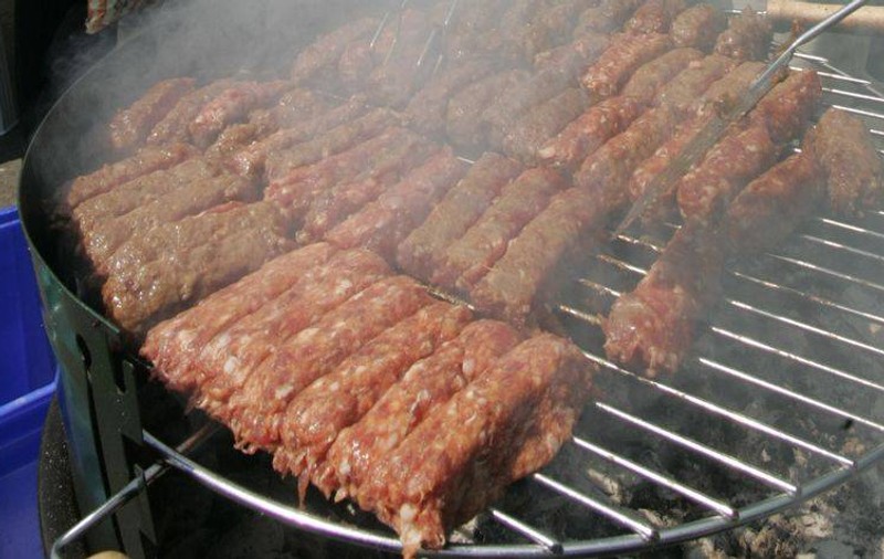 Sute de kilograme de mici infestataţi cu Salmonella, pe rafturile magazinelor