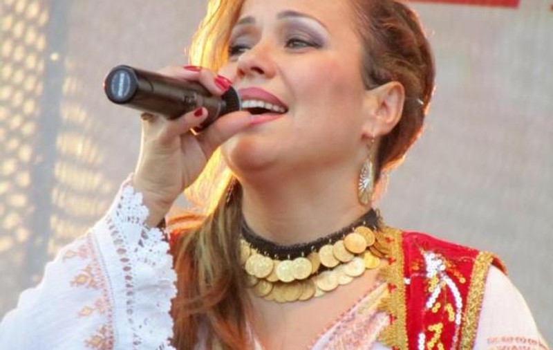 O cunoscută cântăreaţă de muzică populară, ATACATĂ  şi JEFUITĂ CU CUŢITUL LA GÂT în PLINĂ STRADĂ!