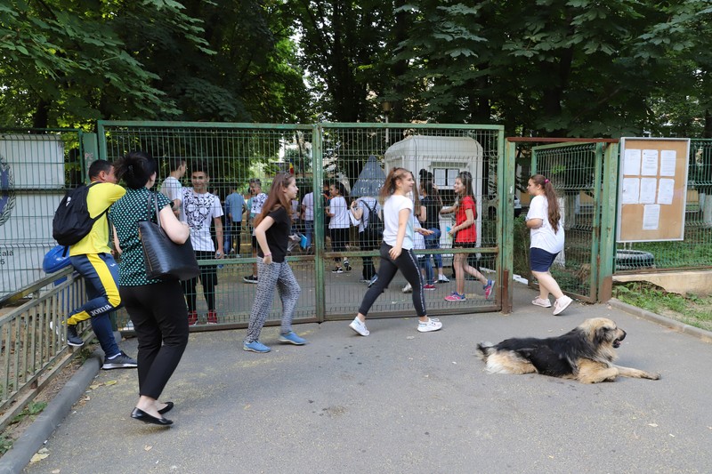 Elevii de la Școla 103 din București se grăbesc să intre în sălile de examen