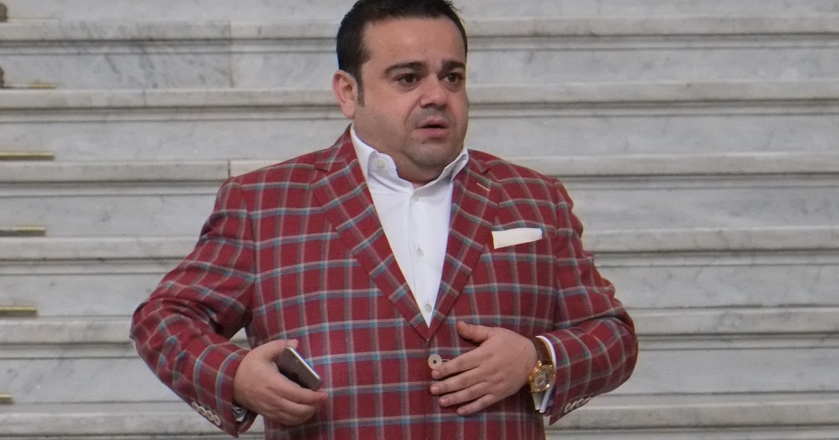 Adrian Minune umblă cu poza familiei pe haine