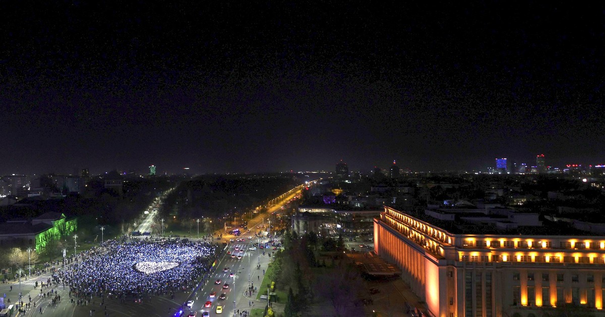 Momentul coregrafiei realizate de participantii la mitingul EuRo Manifest în Piaţa Victoriei
