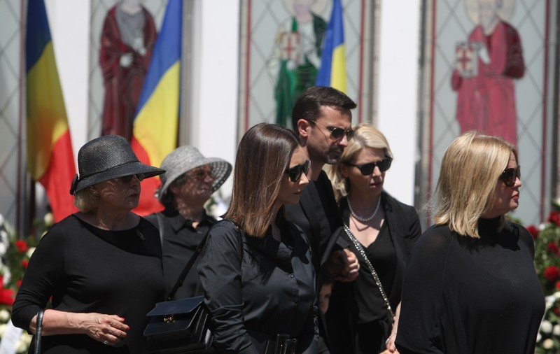 FOTO/ Cristina Țopescu, împietrită de durere la înmormântarea tatălui ei. Frații acesteia i-au fost alături