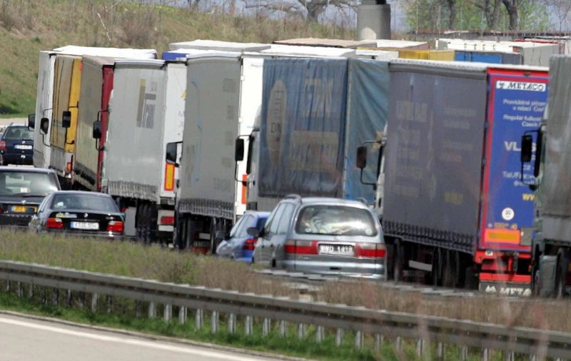 Autostradă blocată de un tractor! Poliţiştii au rămas fără cuvinte când au văzut cine era la volan