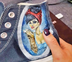 Simona are numai teni-unicat, pentru că îşi personalizează prin pictură fiecare pereche pe care o cumpără