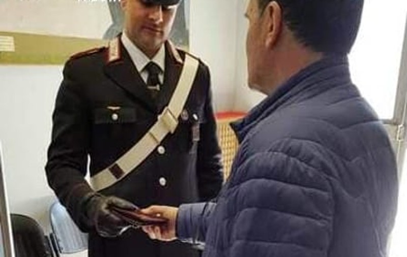 Un român din Italia și-a pierdut portofelul în care avea o sumă frumușică. Un italian l-a dus la poliție și păgubitul l-a primit înapoi