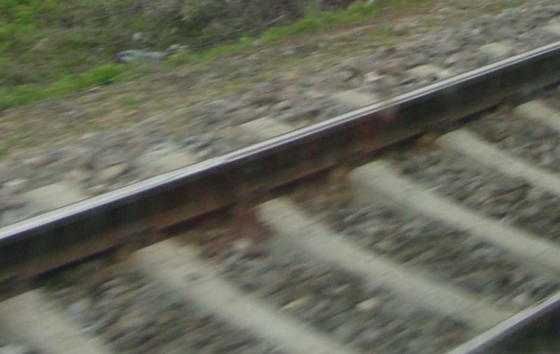 Un mort şi doi grav răniţi, după ce maşina în care se aflau a fost lovită de tren