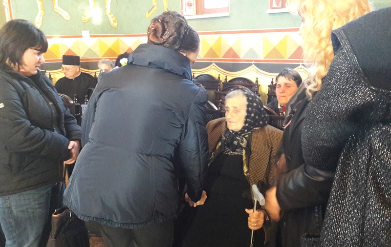 FOTO EXLCLUSIV / Mama Ilenei Ciuculete, purtată pe brațe după ce au scos sicriul cu trupul neînsuflețit al artistei din biserică