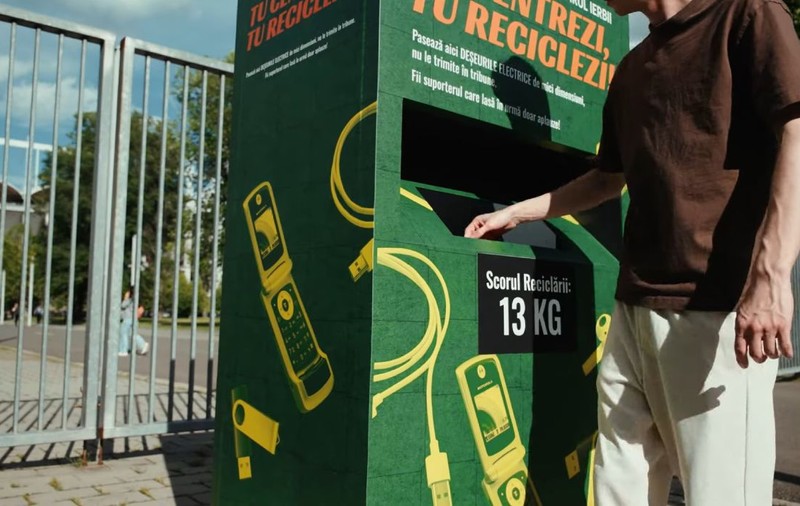 Suporterii naționalei, invitați să recicleze deșeuri electrice înainte de meciul România – Cipru: „Fii suporterul care lasă în urmă doar aplauze!” | VIDEO
